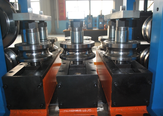 Hoogfrequente gelaste vierkante buizen rollende molen met horizontale accumulator lengte 9-12 m
