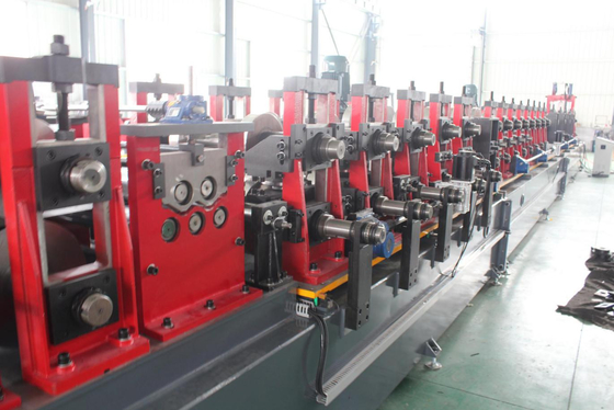 geavanceerde 100-300mm breedte stalen buis maken machine met hydraulisch snij systeem