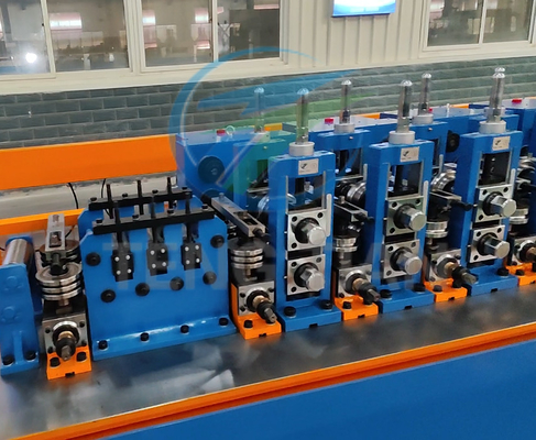 Volledig geautomatiseerde machine voor het vervaardigen van stalen buizen