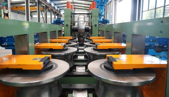 Vervaardigingsmachine voor het vervaardigen van stalen buizen voor ronde buizen