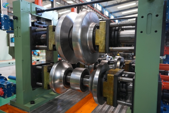 Volledig automatische machine voor het vervaardigen van stalen buizen